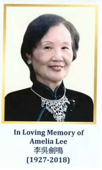 Retrato oficial da Sra. Amélia Lee, com legenda In Loving Memory