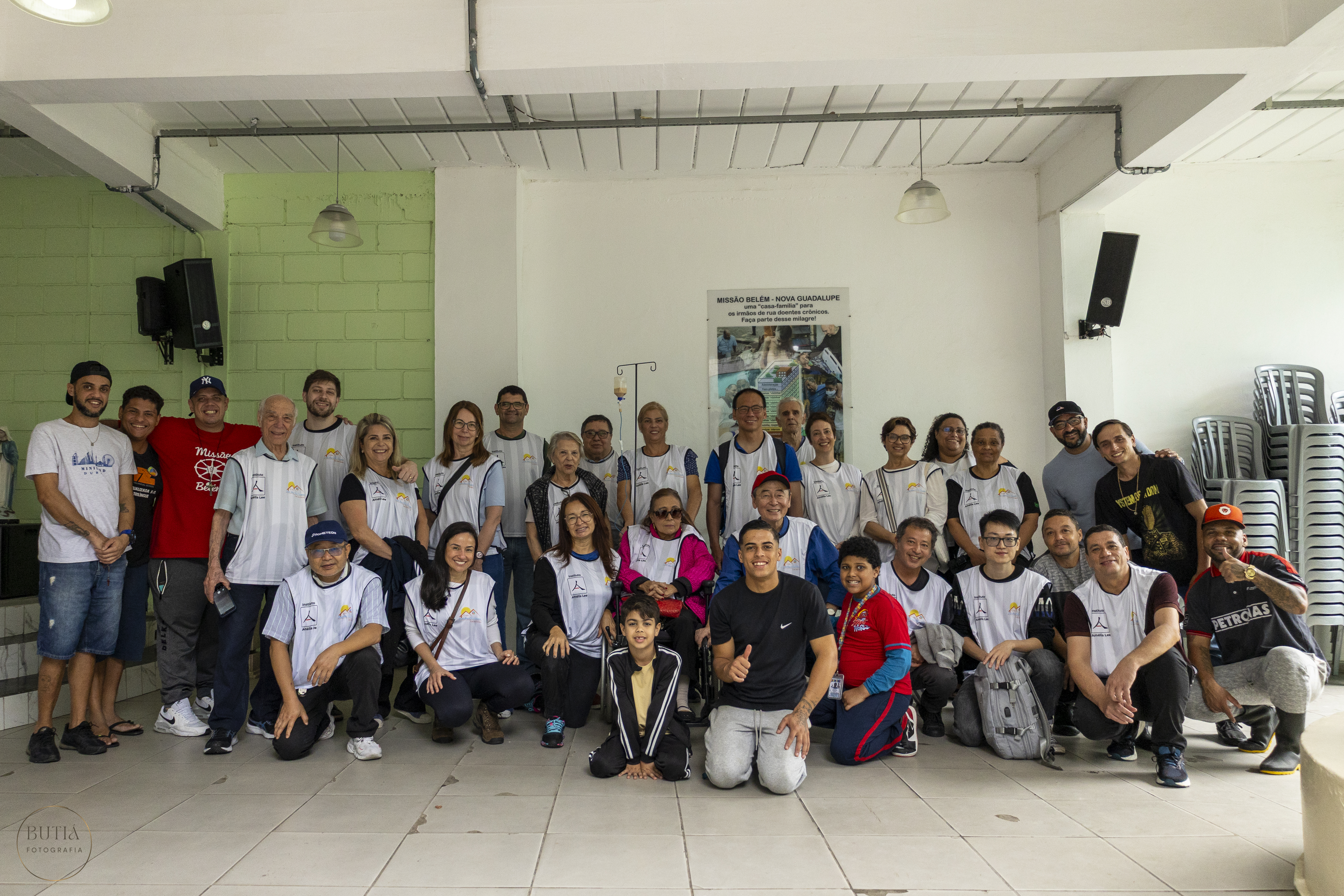 Grupo reunido em atividade do Instituto Amélia Lee