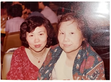 Foto vintage de Louisa Lee ao lado da mãe, Amélia, nos anos 1970